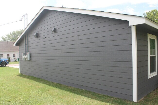 Building Photo - 301 E Bowie St