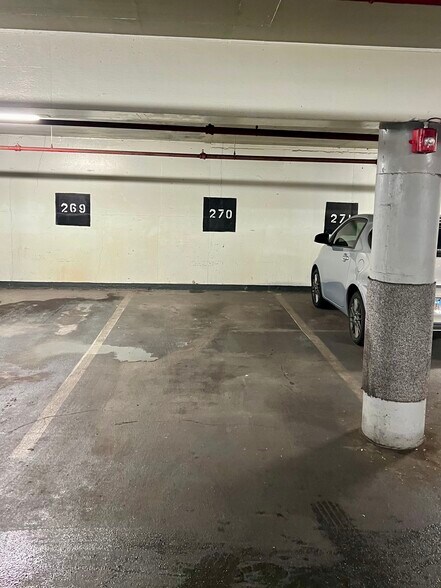 Building Photo - 6030 N Sheridan Rd