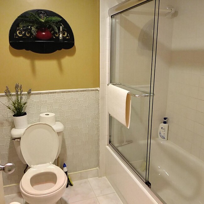 Building Photo - 8045 Eastlake Dr