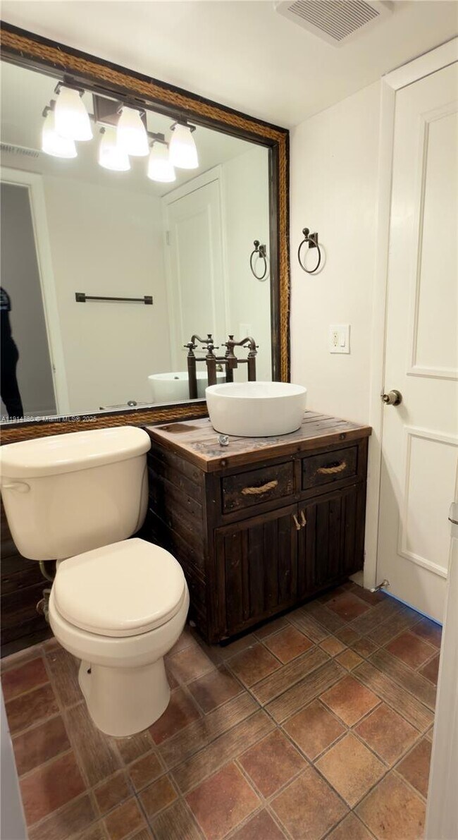 Building Photo - 2831 N Oakland Forest Dr