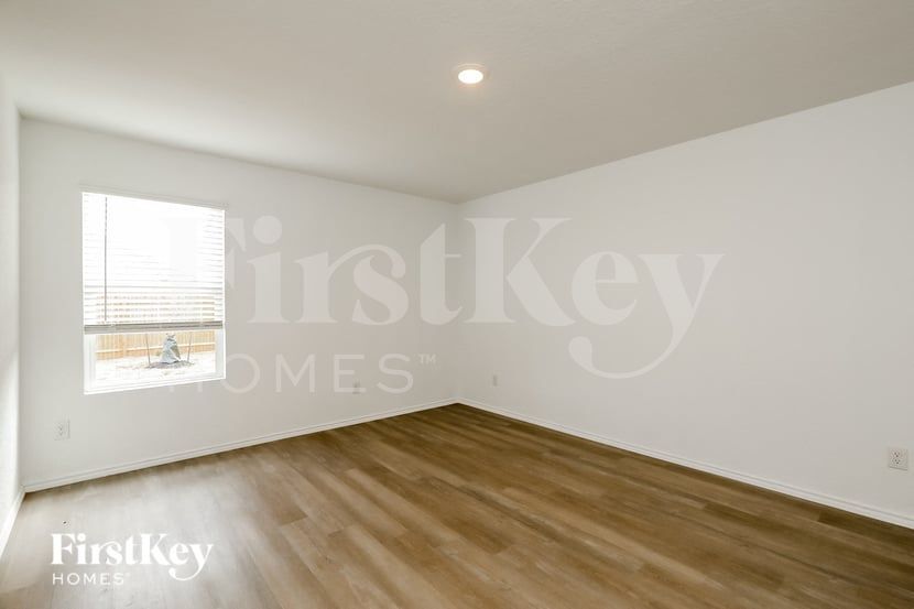 Building Photo - 10407 McClintock Dr