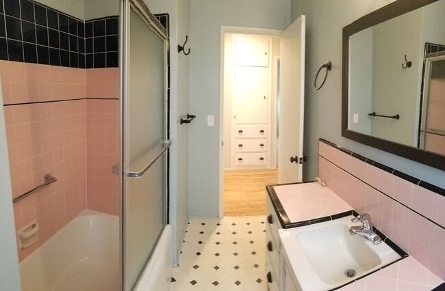 Building Photo - 5 bedrooms 2 baths close to campus and huge Backyard!