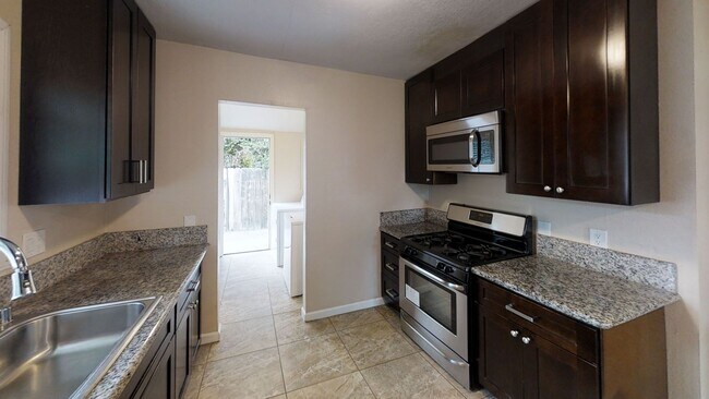 Building Photo - 6BD/3BA on College Ave!