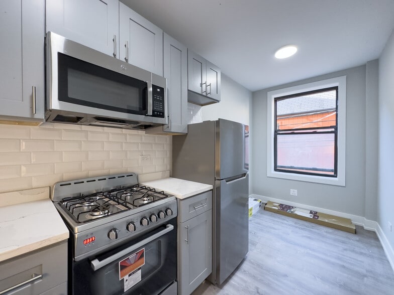Building Photo - 545 W Belmont Ave