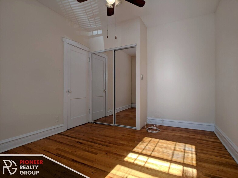 Building Photo - 953 W Cornelia Ave