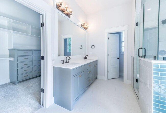 Building Photo - 5 bedroom CUSTOM BUILT home in Elm Springs MUST SEE