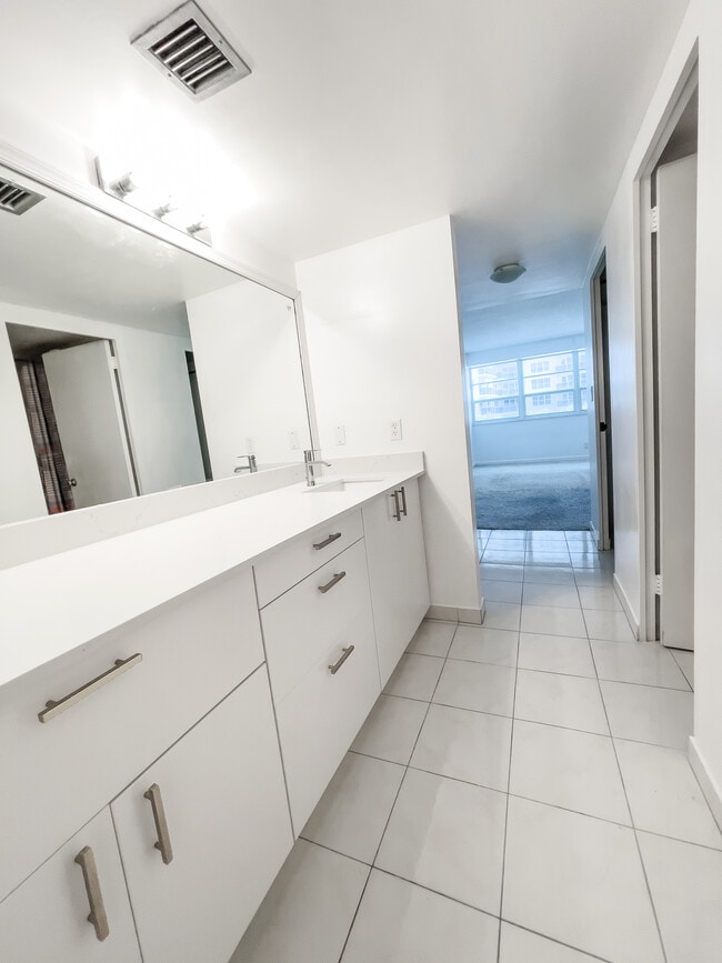 Building Photo - 3430 Galt Ocean Dr