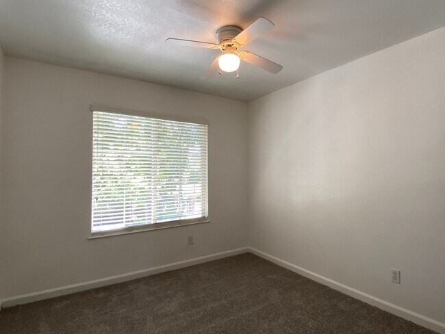 Building Photo - Two Story, Three Bedrooms, Two And A Half Bathrooms In Brookside