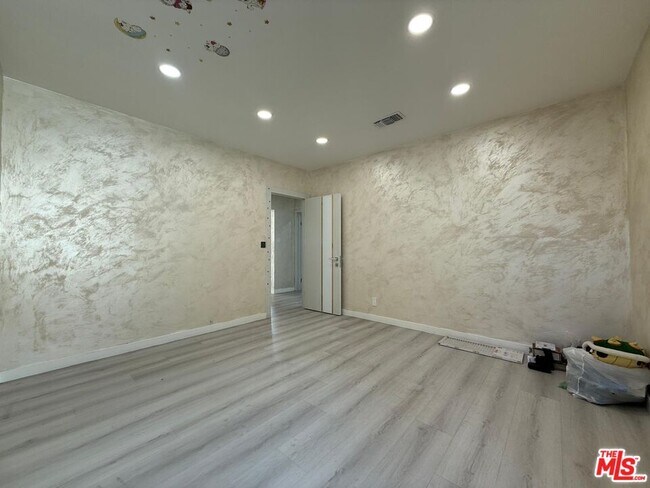 Building Photo - 674 Estelle Ave