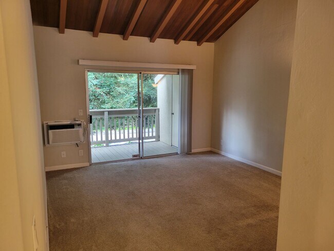 Building Photo - Spacious and Updated 1 Bedroom Convenientl...