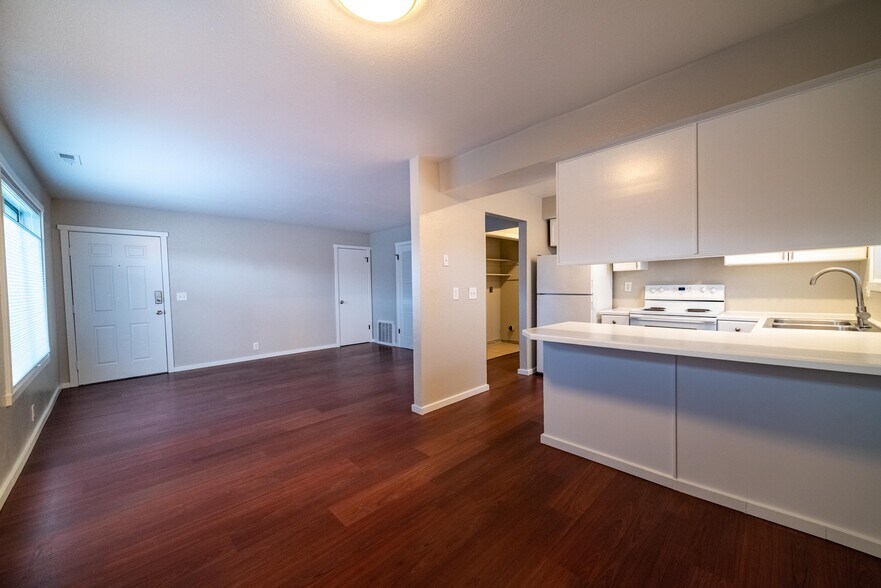 Building Photo - 269 Montgomery St W