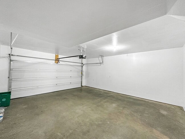 Building Photo - Breathtaking Townhome in Cosby Village!