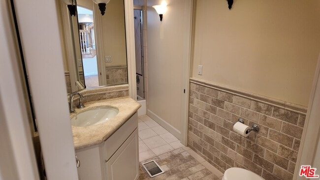 Building Photo - 8120 Billowvista Dr