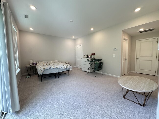 Building Photo - 1002 Manorhaven Dr