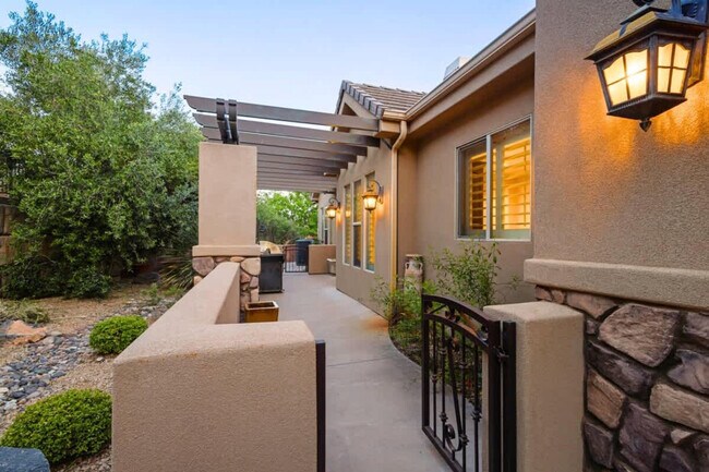 Building Photo - 1922 N Pebble Beach Dr