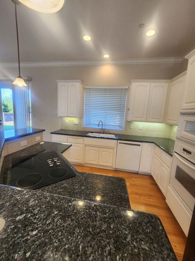 Building Photo - Gorgeous Country Home with View- ALL UTILI...