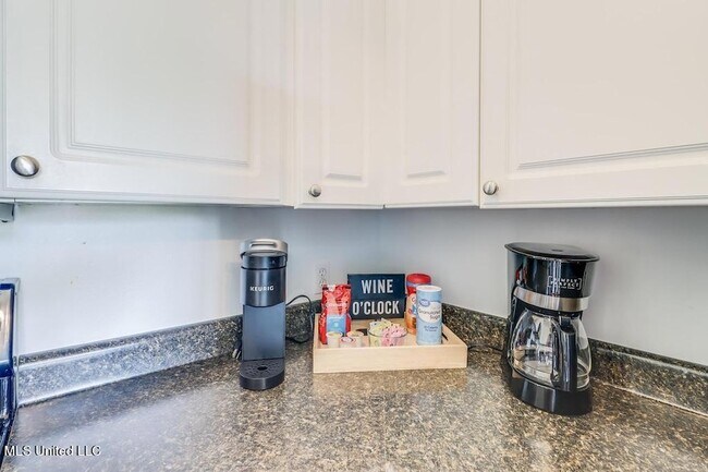 Building Photo - 410 Old Spanish Trail