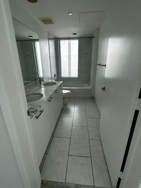 Building Photo - 950 Brickell Bay Dr