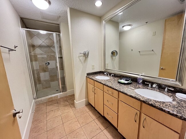 Building Photo - BEAUTIFUL CONDO WITH AMENITIES NEAR VANDER...
