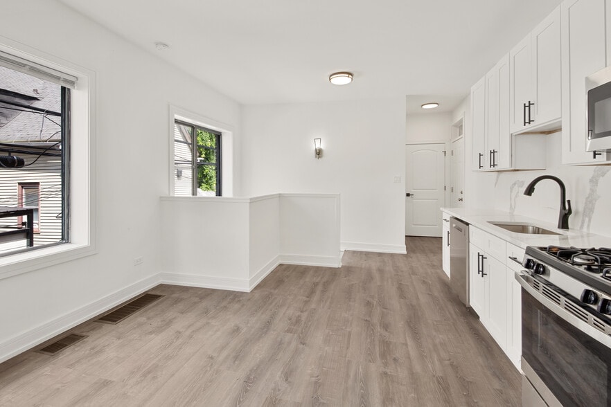 Building Photo - 3058 W Cortland St