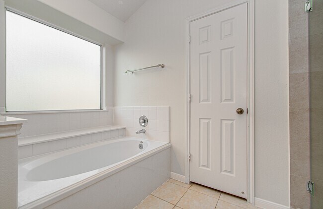 Building Photo - 1904 Roaring Springs Ct