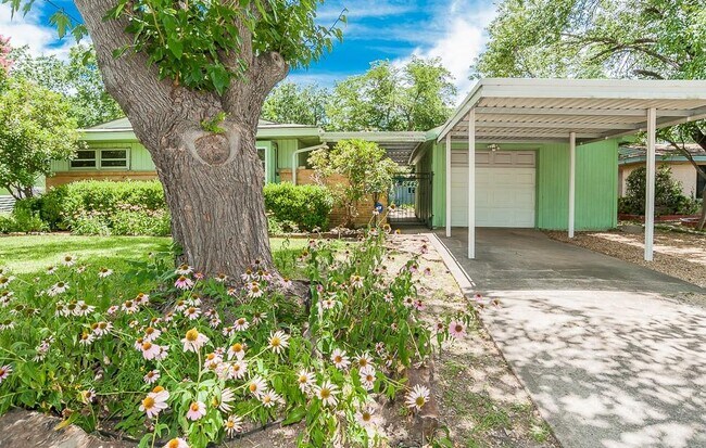 Building Photo - 2442 Oates Dr