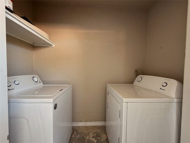 Building Photo - 9201 Clarewood Dr