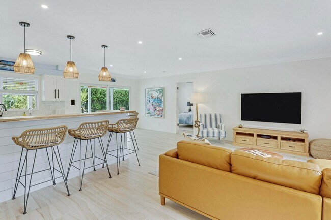 Building Photo - 9 W Riverside Dr