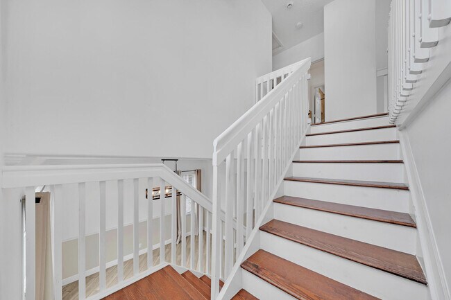 Building Photo - 5878 Bay Hill Cir