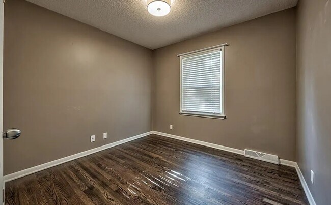 Building Photo - 8608 Maple Ave