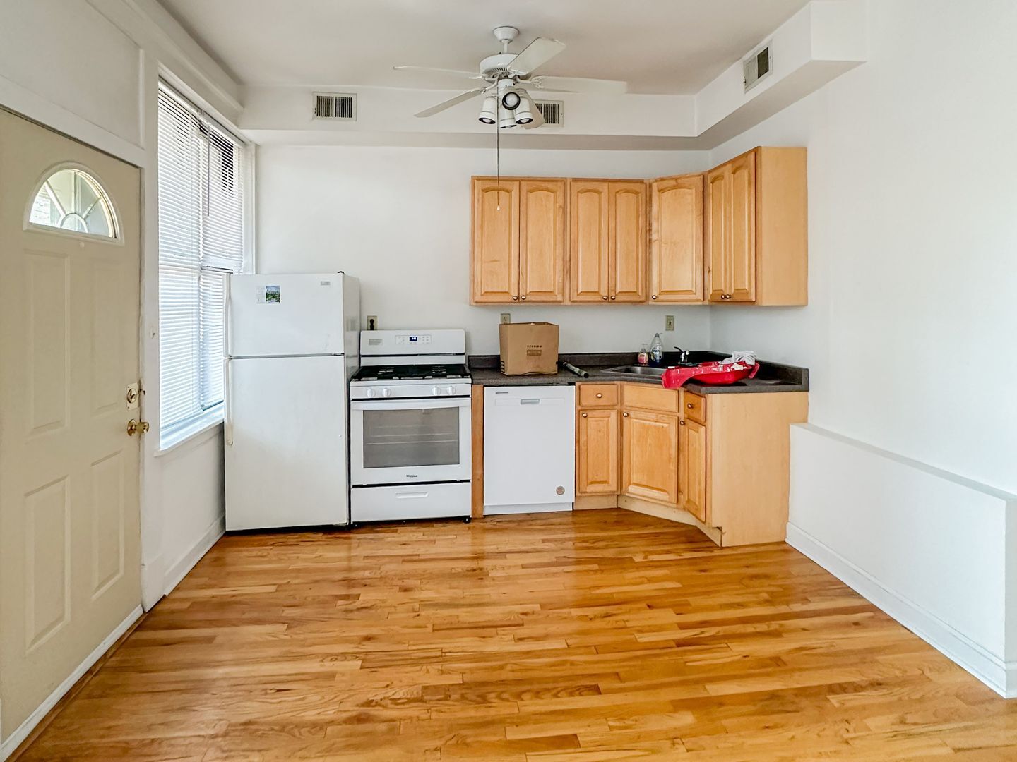 Building Photo - 3056 N Greenview Ave