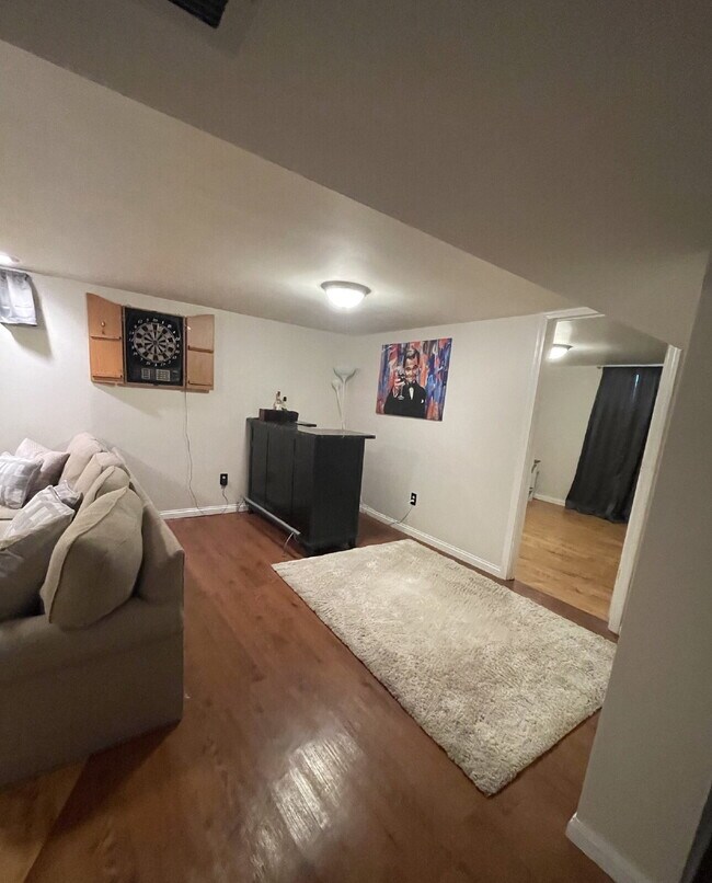 Building Photo - 924 Main St