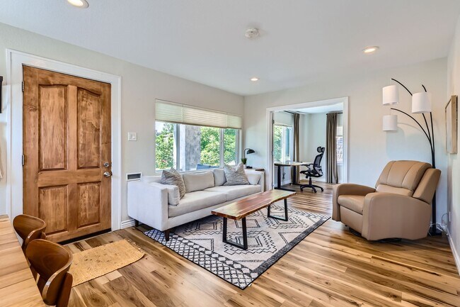 Building Photo - Highlands 2 BDR Turnkey Home