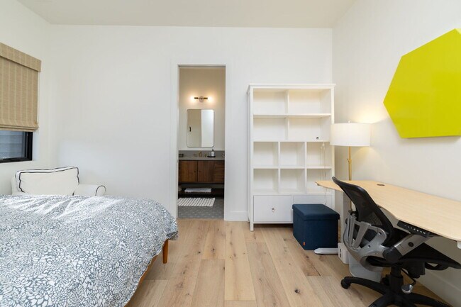 Building Photo - Beautiful Fully Furnished Custom Home in Rancharrah