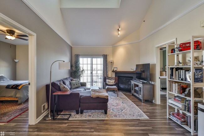 Building Photo - Bright, spacious 2-bedroom / 2-bath condo available now!