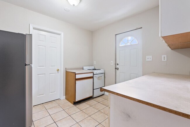 Building Photo - Quirky 1-bedroom for a Reasonable Price!