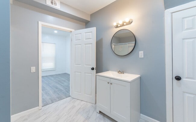 Building Photo - Charming 2-Bedroom Property in Prime Location