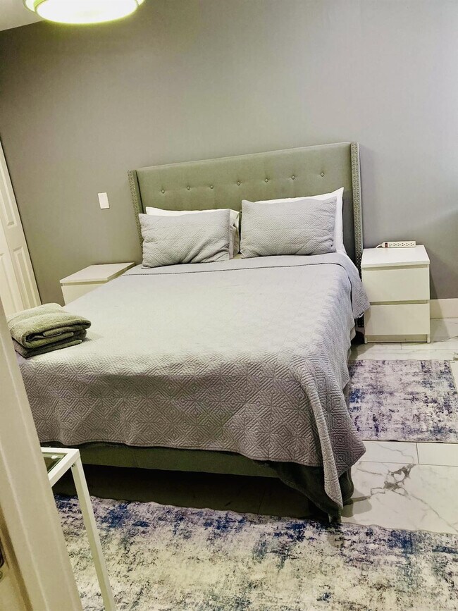 Building Photo - 2640 NE 10th Terrace