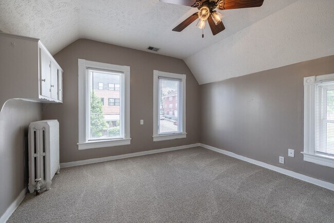 Building Photo - 5 Bedroom 2.5 Bath Midtown Home
