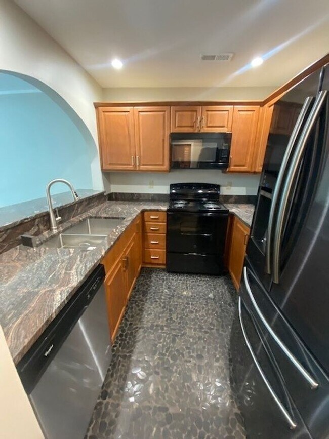 Building Photo - Welcome to this stunning 2-bedroom, 2-bath...