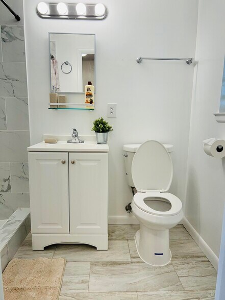 Building Photo - 1405 Pleasant Valley Dr