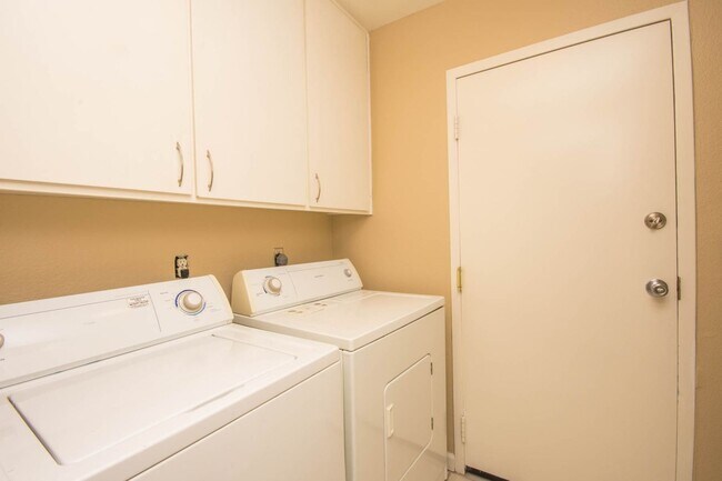 Building Photo - 3 Bedroom La Costa Home!