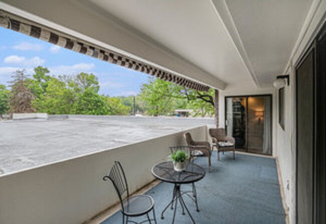 Building Photo - Cute 2 Bed Condo in Old Town