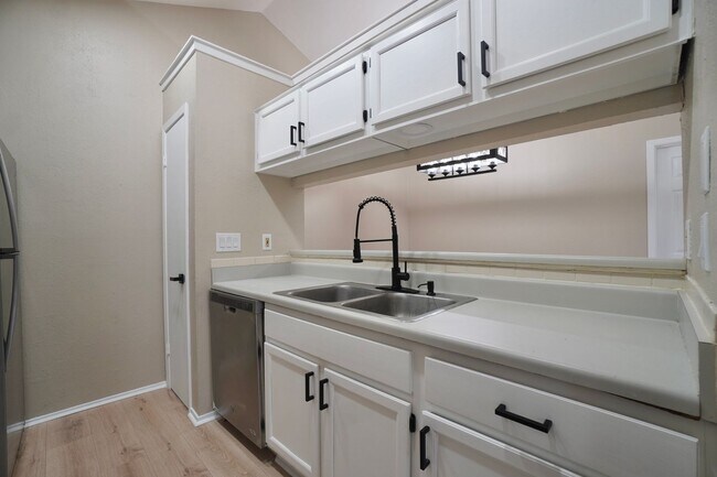 Building Photo - 508 Greenlawn Blvd