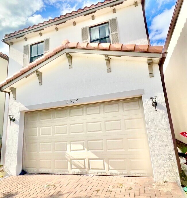 Building Photo - 3016 King Palm Way