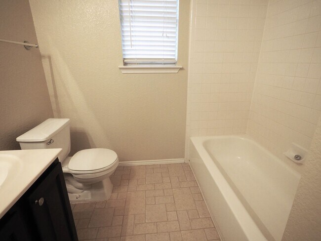 Building Photo - Amazing Pflugerville Home!