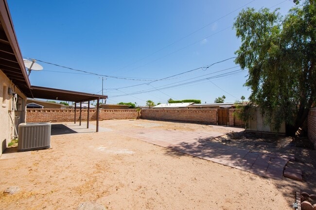 Building Photo - 2645 S Nogales Ave