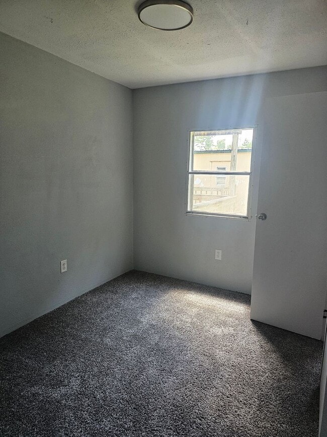 Building Photo - 2 bed 1.5 Bath Mobile Home in Quiet Commun...