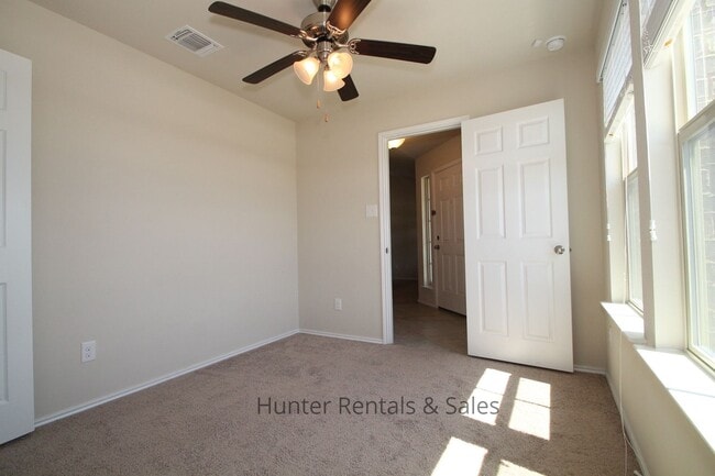 Building Photo - Charming Bungalow Style Home with Modern C...