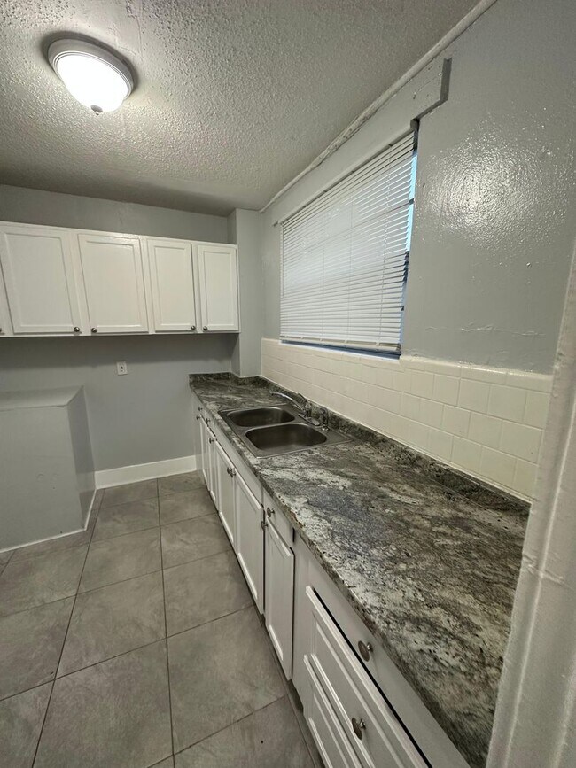 Building Photo - 1923-1925 Ella St